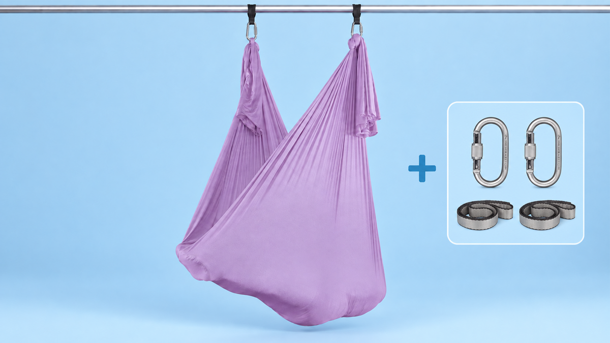 Flieder Aerial-Yoga-Tuch als Hängematte aufgehängt mit zwei Karabinern und zwei Schlingen im Bundle.