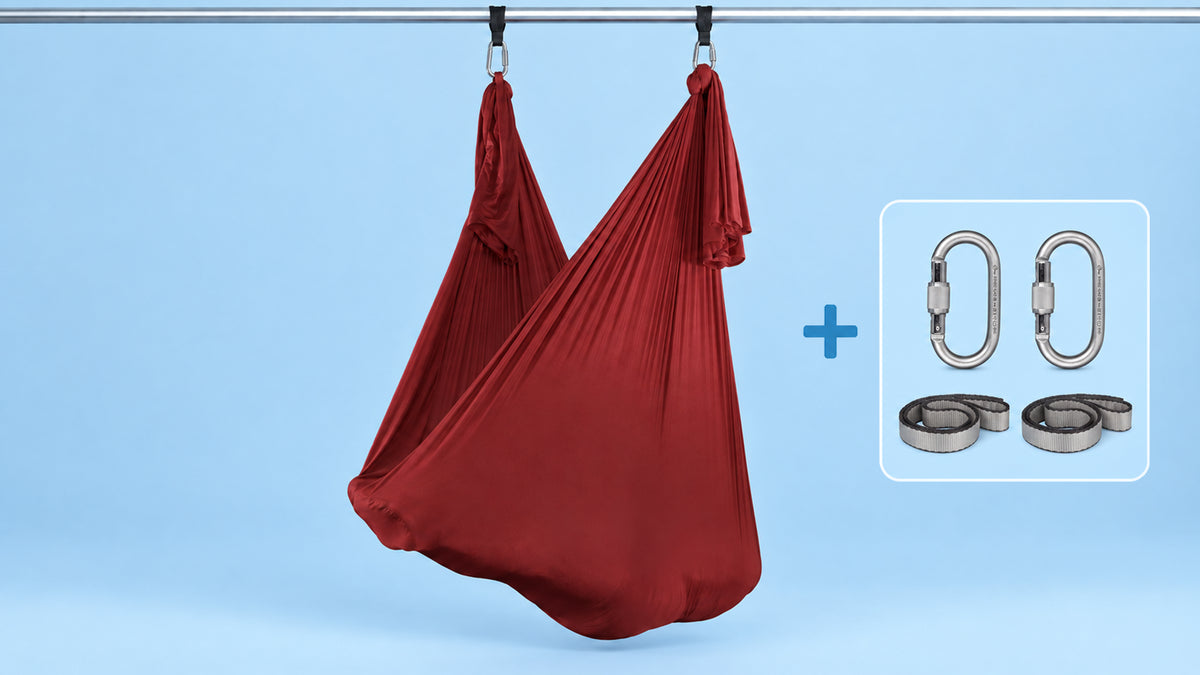 Maroon Aerial-Yoga-Tuch als Hängematte aufgehängt mit zwei Karabinern und zwei Schlingen im Bundle.