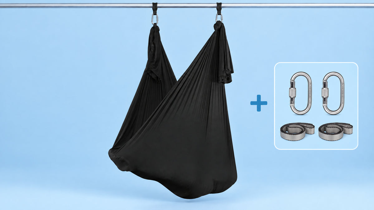 Schwarzes Aerial-Yoga-Tuch als Hängematte aufgehängt mit zwei Karabinern und zwei Schlingen im Bundle.