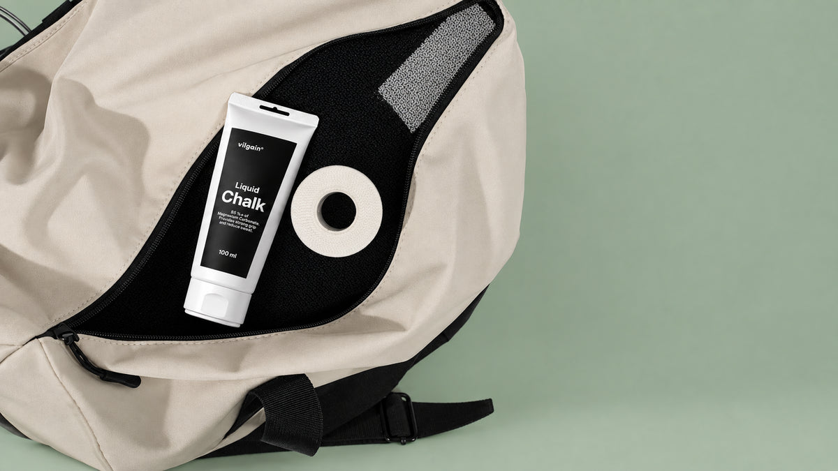 Offene beige Tasche mit schwarzem Innenfutter, darin eine Tube Liquid Chalk und ein weißes Tape