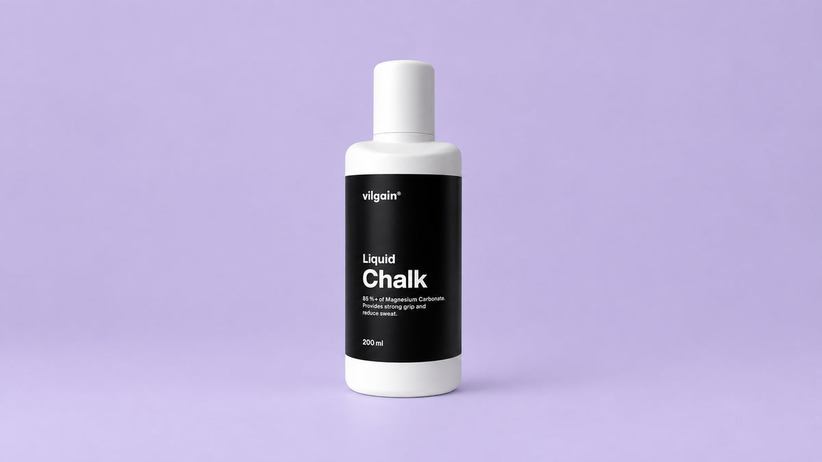 Weiße Kunststoffflasche mit schwarzem Etikett und der Aufschrift 'Liquid Chalk' vor hellviolettem Hintergrund