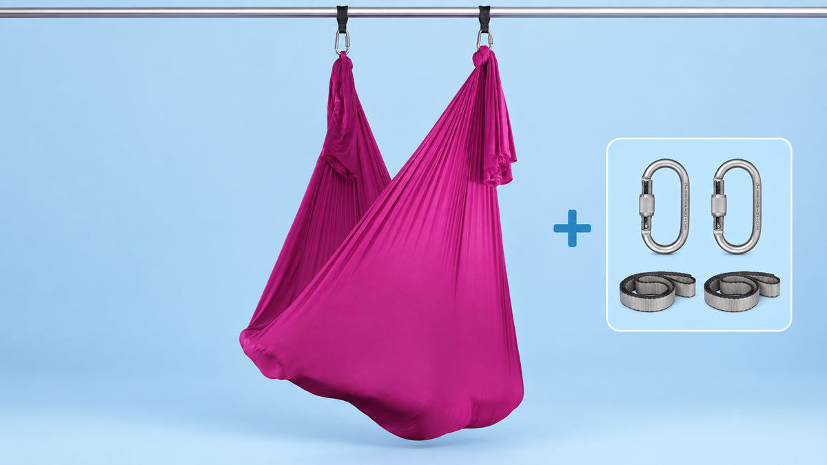 Pinkes Aerial-Yoga-Tuch als Hängematte aufgehängt mit zwei Karabinern und zwei Schlingen im Bundle.